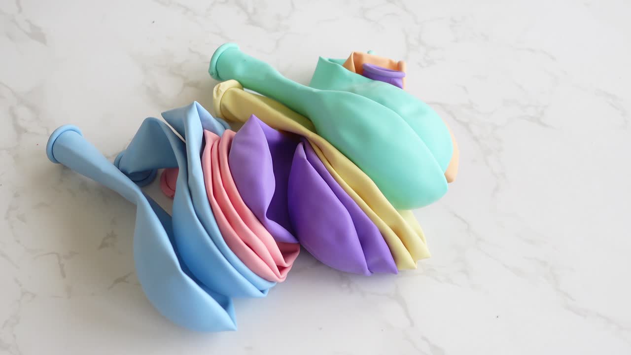 куча пастельных воздушных шаров