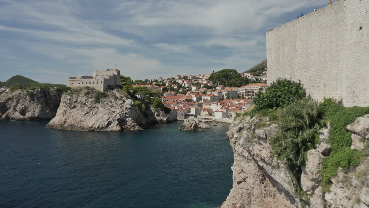 Ripresa con drone in avvicinamento sul luogo delle riprese di Game of Thrones ad Approdo del Re e nella Baia delle Acque Nere, Dubrovnik, Croazia.