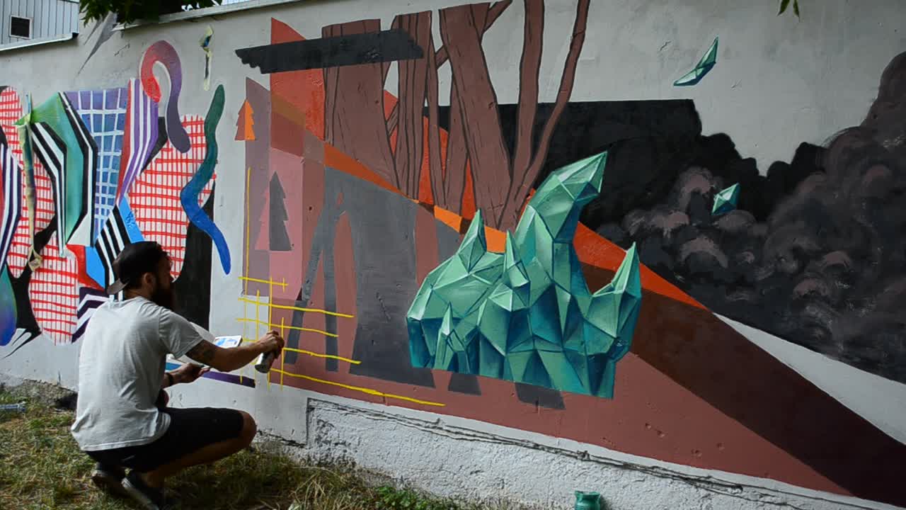 Processo di Creazione di Graffiti, Recinzione. L'Artista Disegna Graffiti