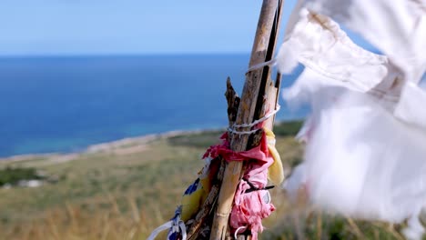 poste con ropa utilizada como referencia de viento por parapentes