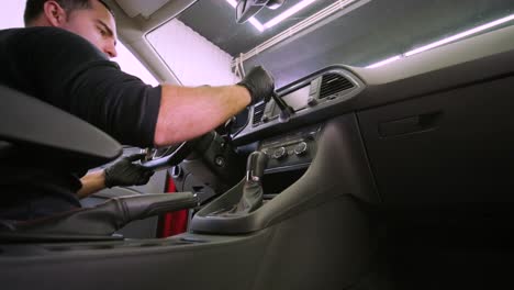 limpieza profesional de automóviles. lavado de sars. detalles interiores. limpieza en seco y detalles del interior de un automóvil. limpeza profunda de asientos. limpeza de espuma en el lavado de automóviles; limpieza del panel del automóvil del polvo. una aspiradora