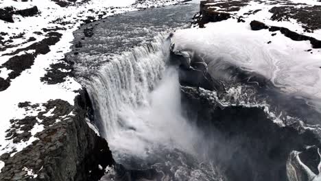 un disparo aéreo se acerca a la cascada de selfoss, islandia