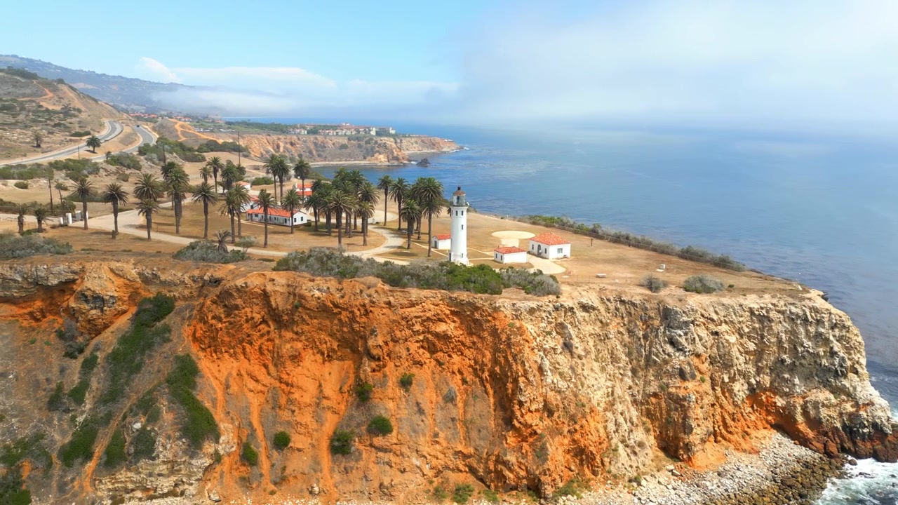 Riprese drone 4K delle scogliere di Palos Verdes nella California meridionale, con aspre scogliere costiere, costa rocciosa, viste sull'Oceano Pacifico, onde che si infrangono e paesaggi costieri aerei panoramici.