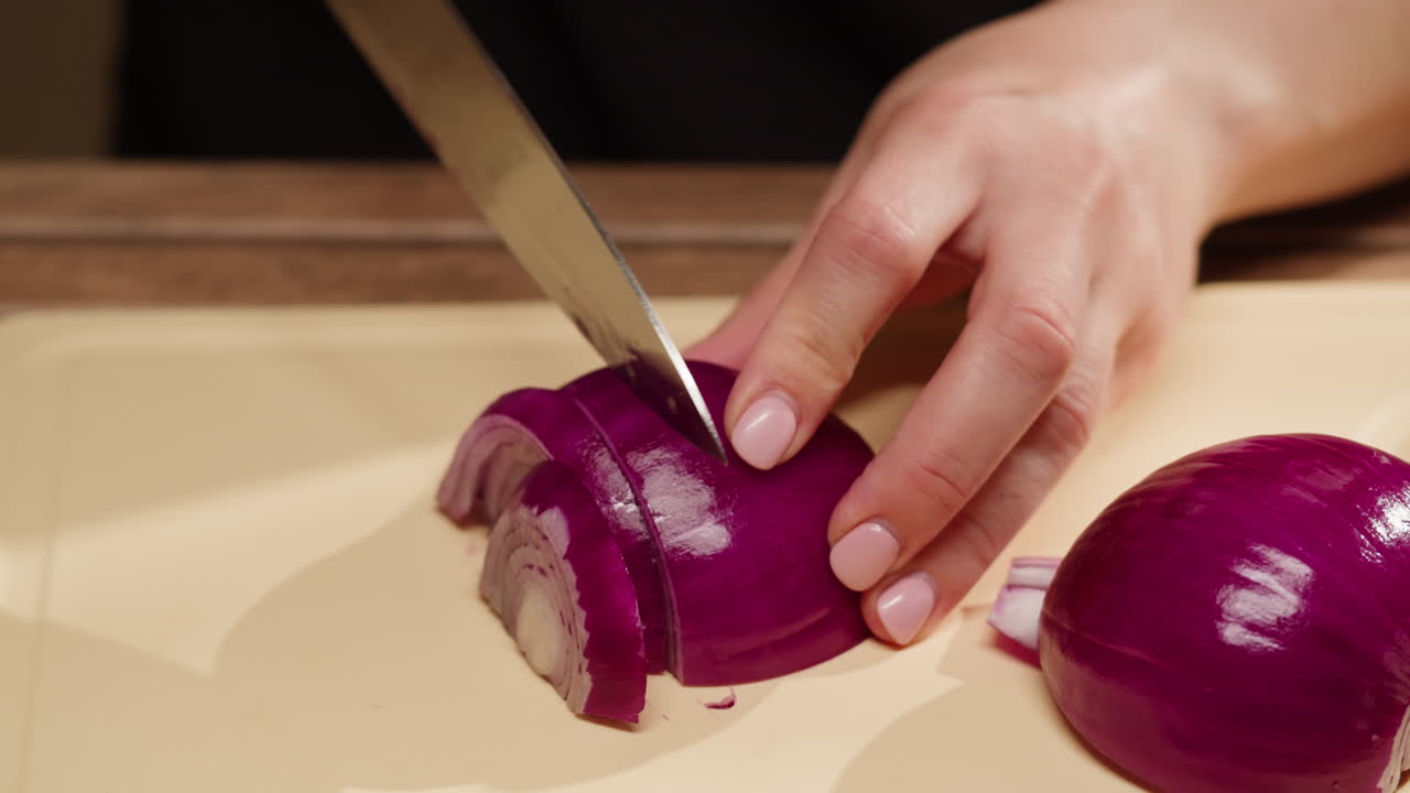 Cutting red onions