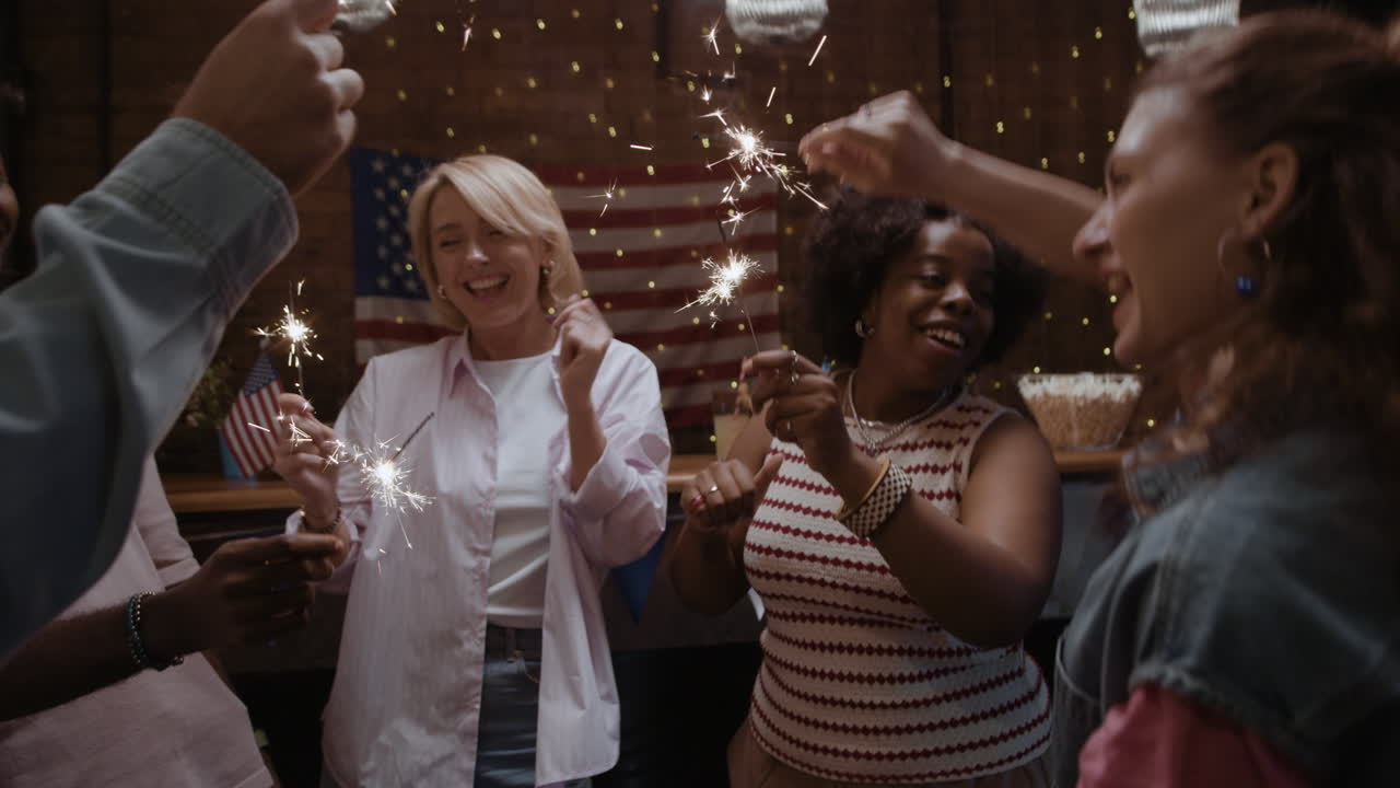 amigos celebrando con sparkler