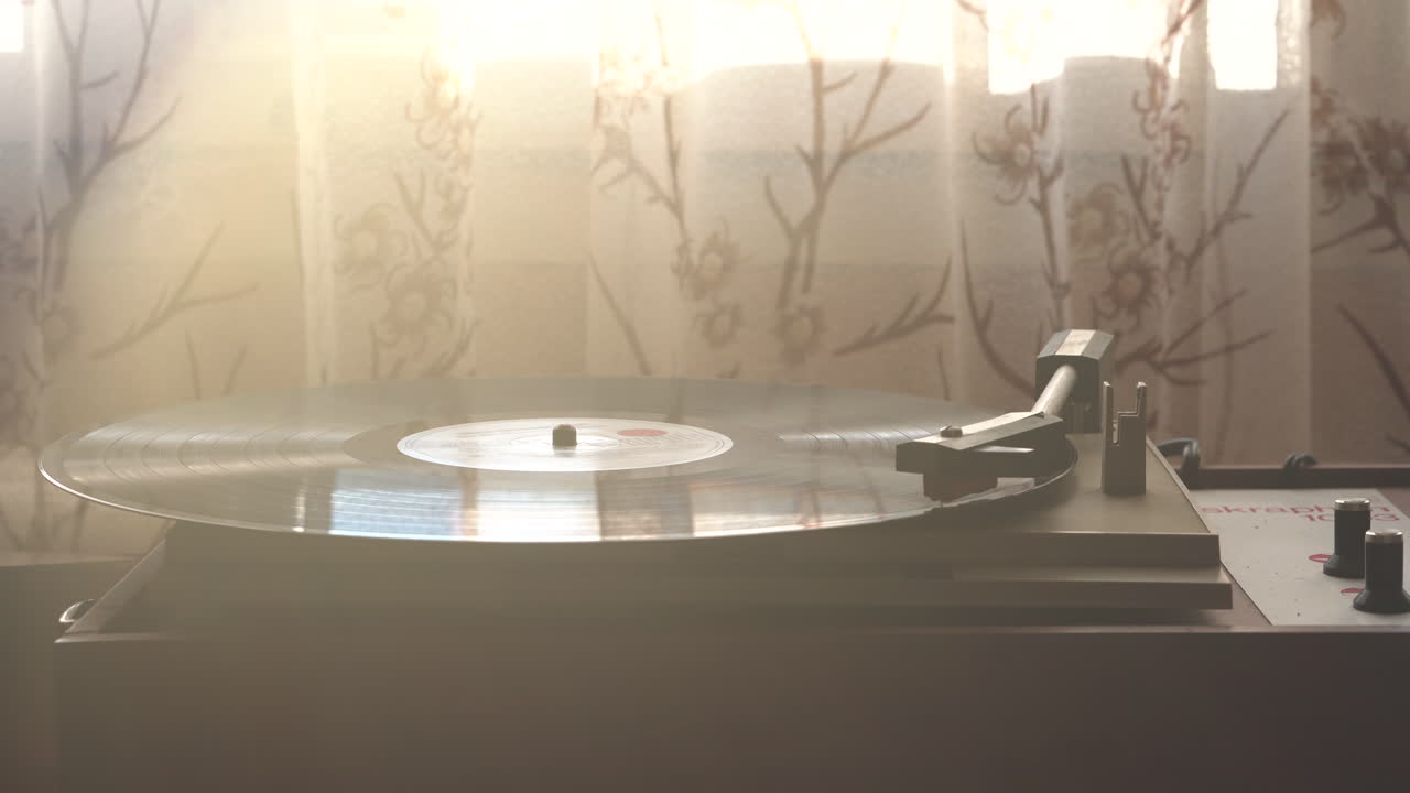 은 방의 분위기에서 비닐 레코드를 재생하는 빈티지 그라모폰