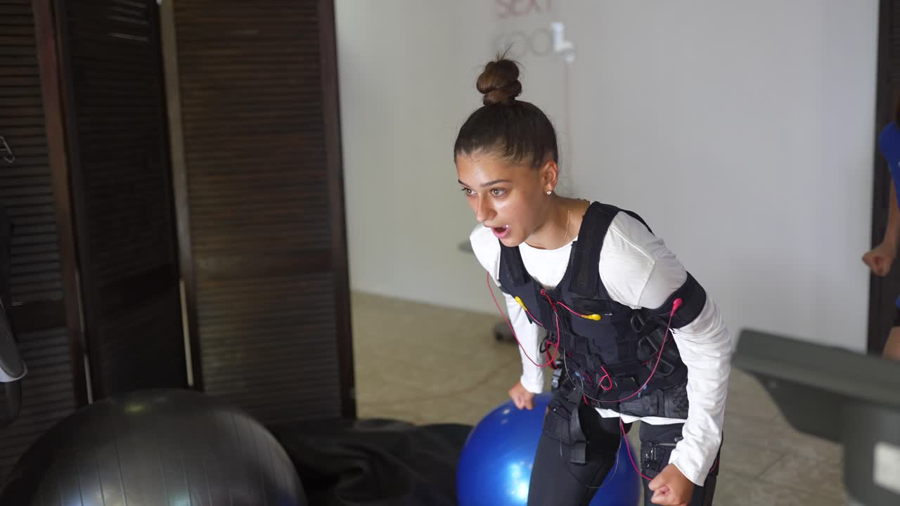 mujer haciendo entrenamiento de ambulancias con pelota de ejercicio