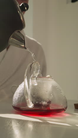 남자는 풀려있는 차 잎 위에 차병을 물로 채운다. 남자친구는 자연 풍경을 고려하여 증기 음료를 만든다. 철저한 양조 과정