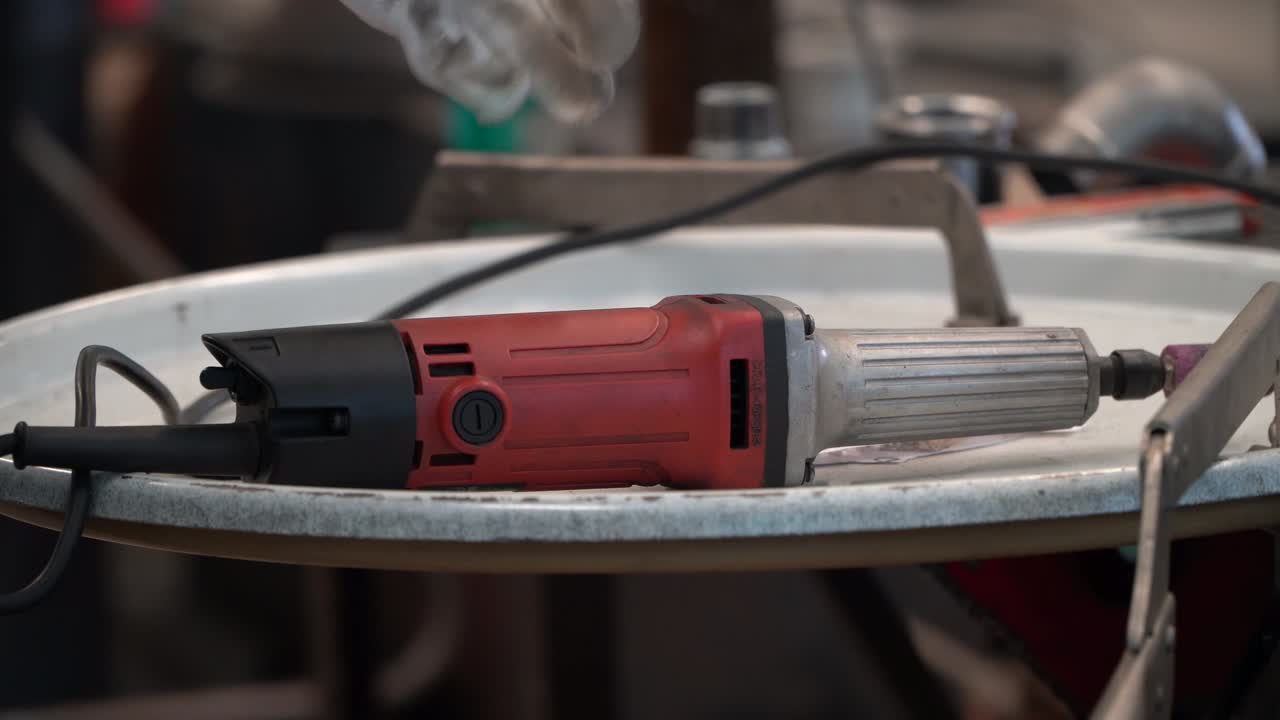 механик использует дремель для измельчения железа