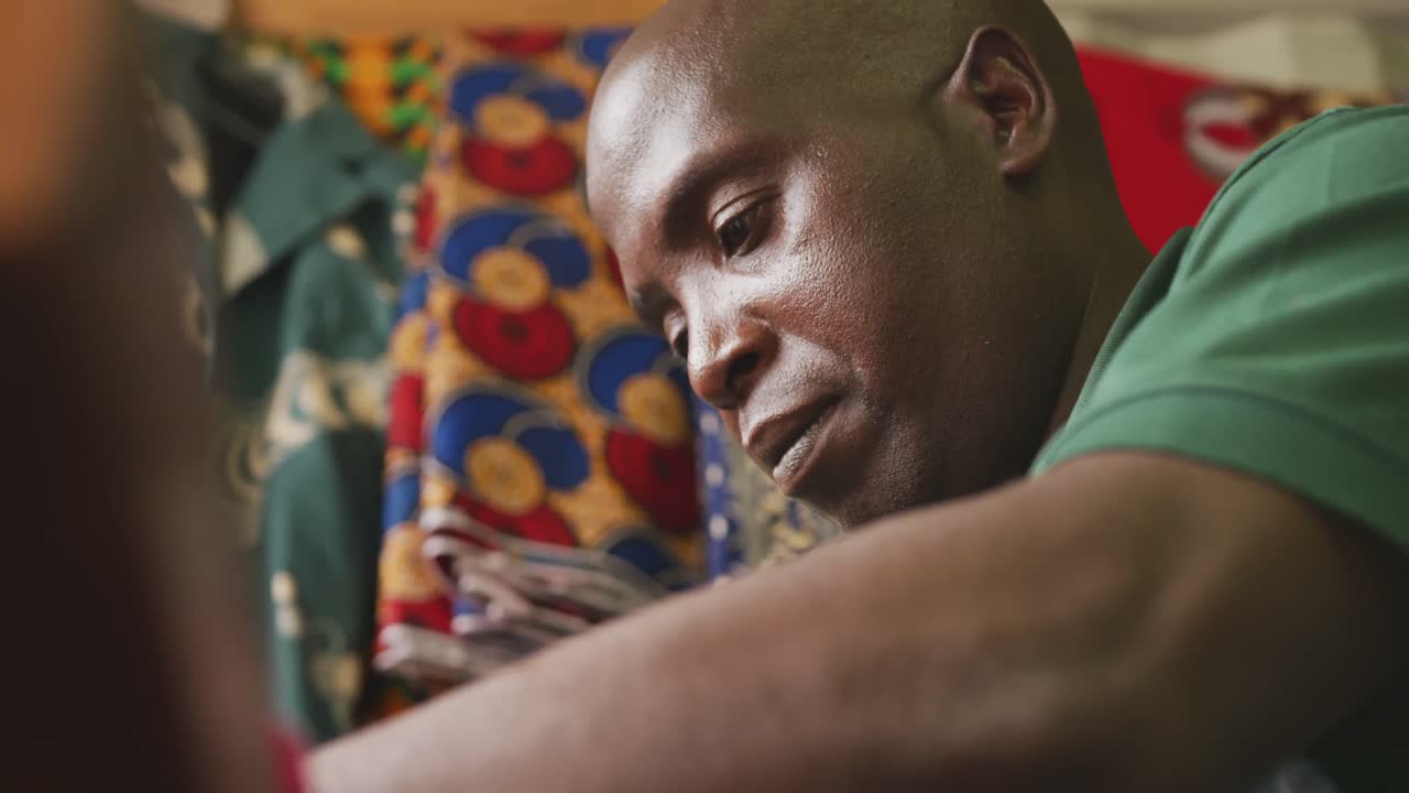 el hombre africano se centró en la costura