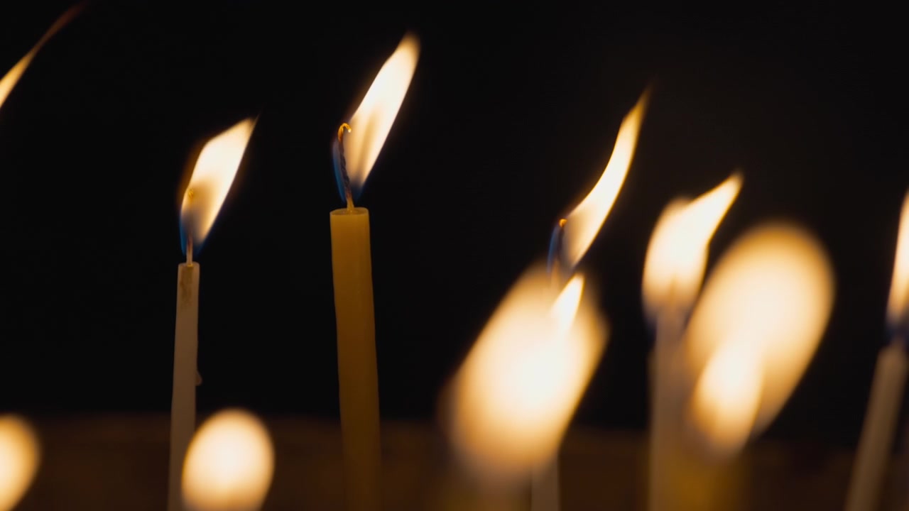 Candele all'interno della chiesa cattolica