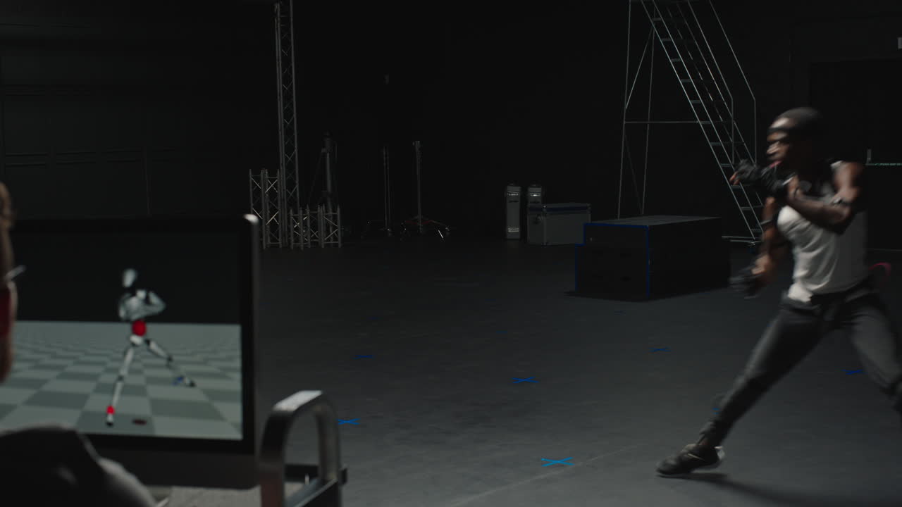 hombre en forma usando traje de captura de movimiento en el estudio luchando juegos de computadora artes marciales actor de boxeo usando traje mo-cap para animación de personajes en 3d para juegos de lucha de realidad virtual