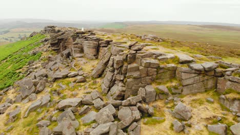vista aérea hacia el borde rocoso de stanage intacto peak district terreno escarpado de arenisca