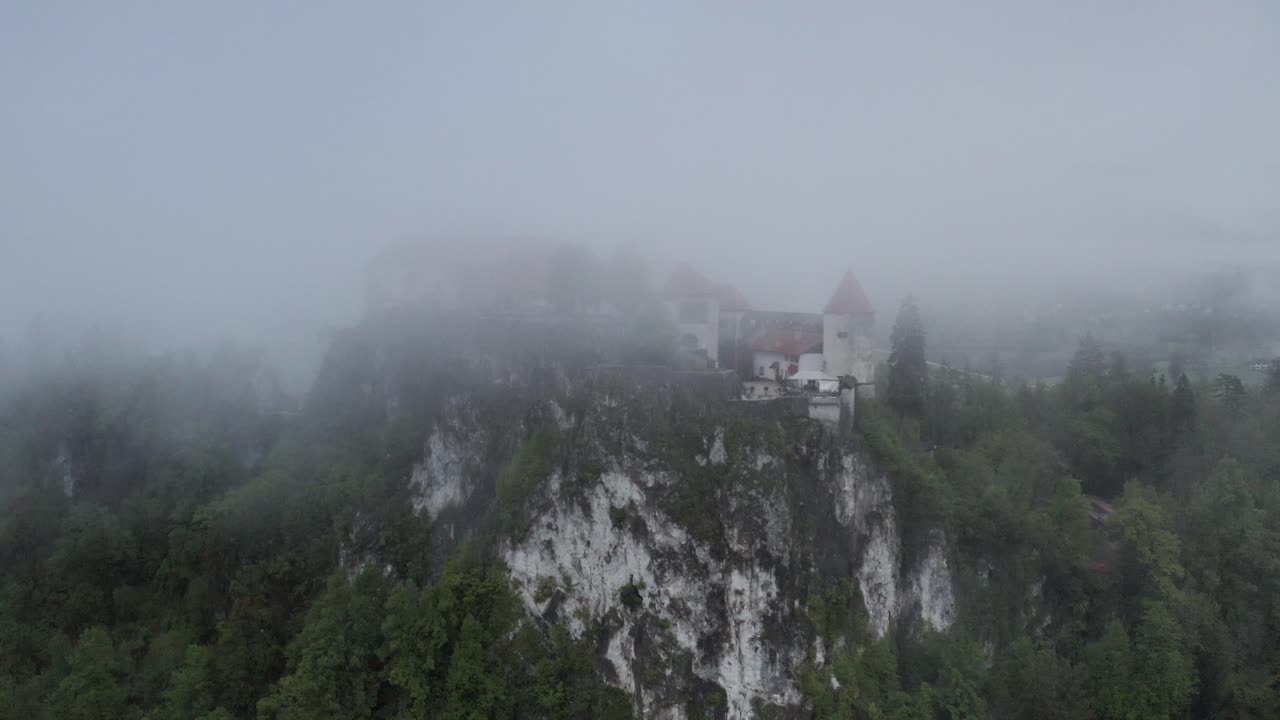 el castillo de la montaña de la niebla