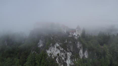 el castillo de la montaña de la niebla