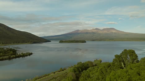 impresionante lago de agua dulce rotoaira con el volcán tongariro en la distancia