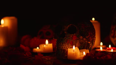 stilleven van een versierde schedel omringd door kaarsen ter viering van de mexicaanse feestdag dia de muertos of dag van de doden 4