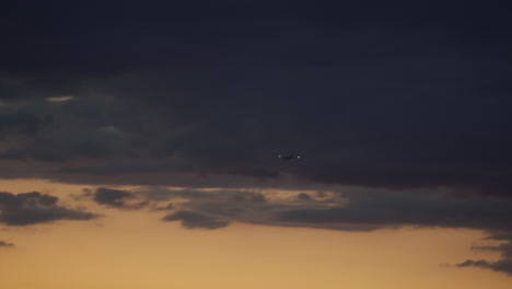 Avión-En-El-Cielo-Del-Atardecer