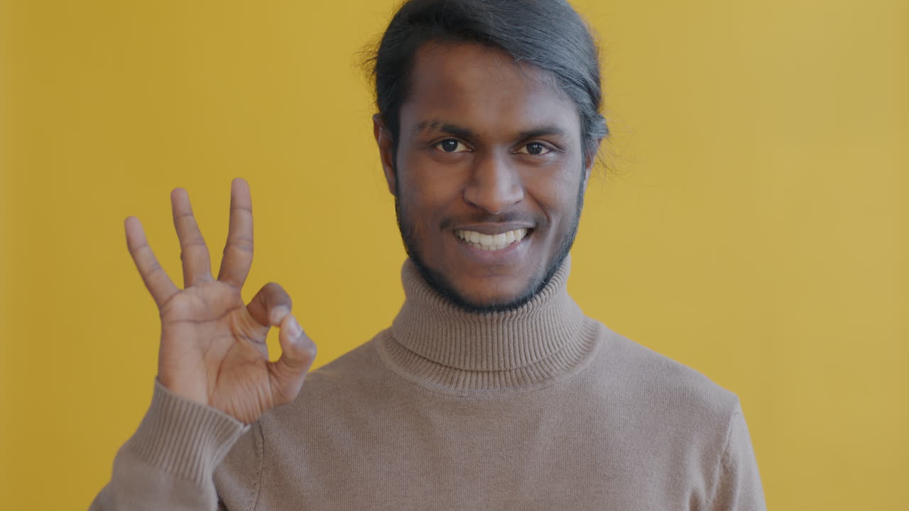 uomo felice che mostra il segno ok