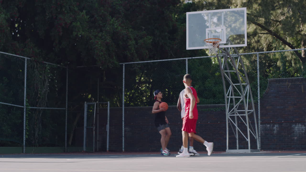 el juego es lo que nos mantiene fuera de la calle.