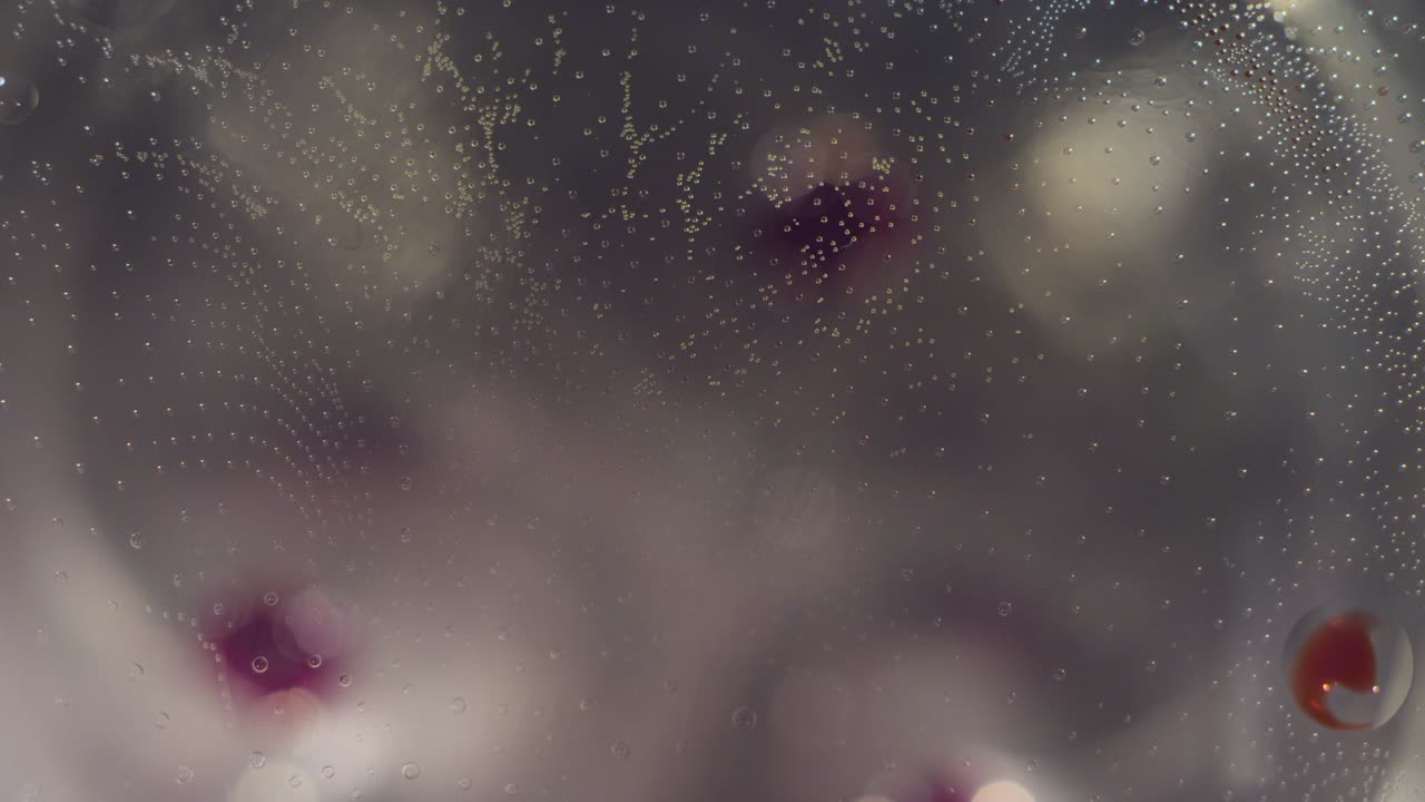 macro abstracto pequeñas burbujas flotando juntas en un fondo de textura blanca y roja