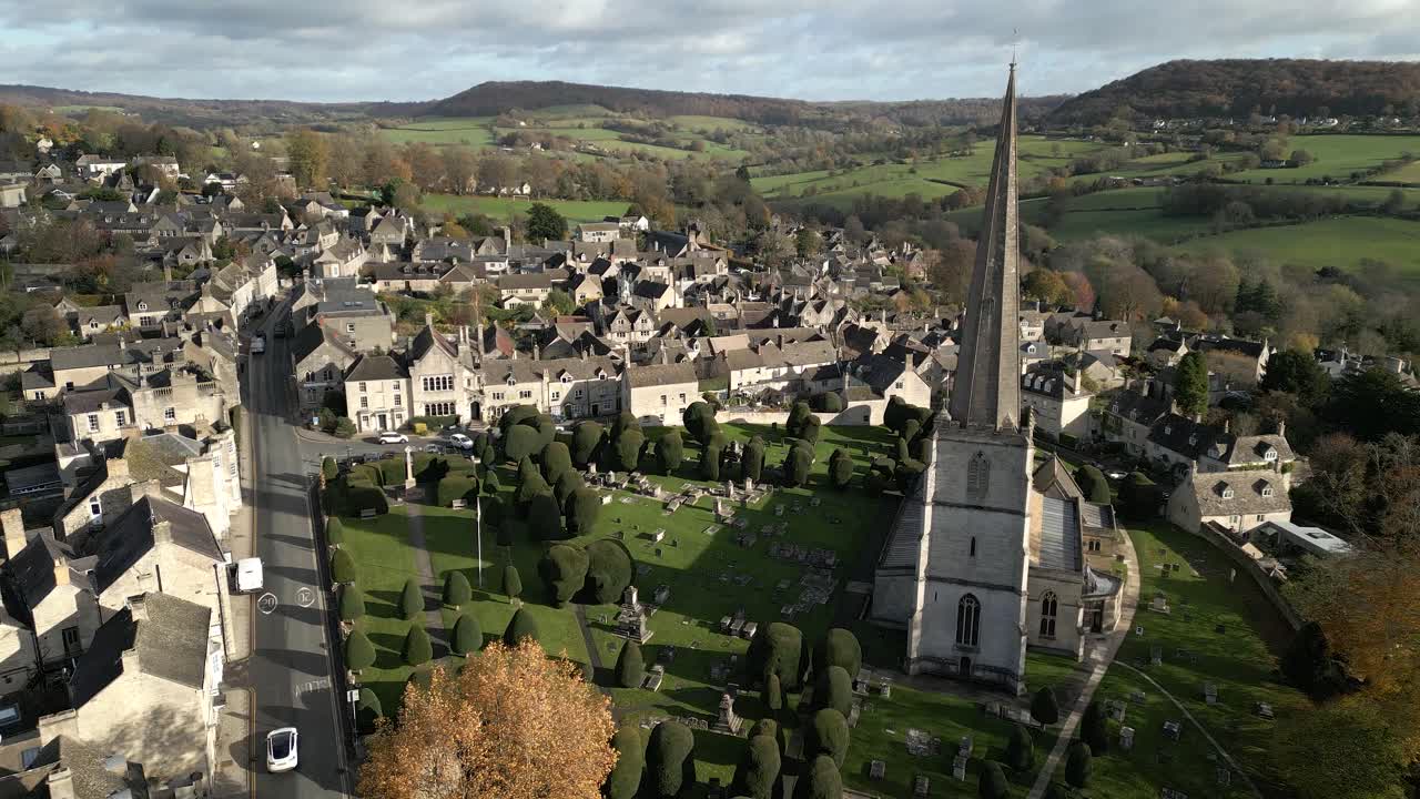 Paesaggio aereo autunnale con tassi nel cimitero della Chiesa di Painswick, Cotswolds, storica Gloucestershire, Regno Unito