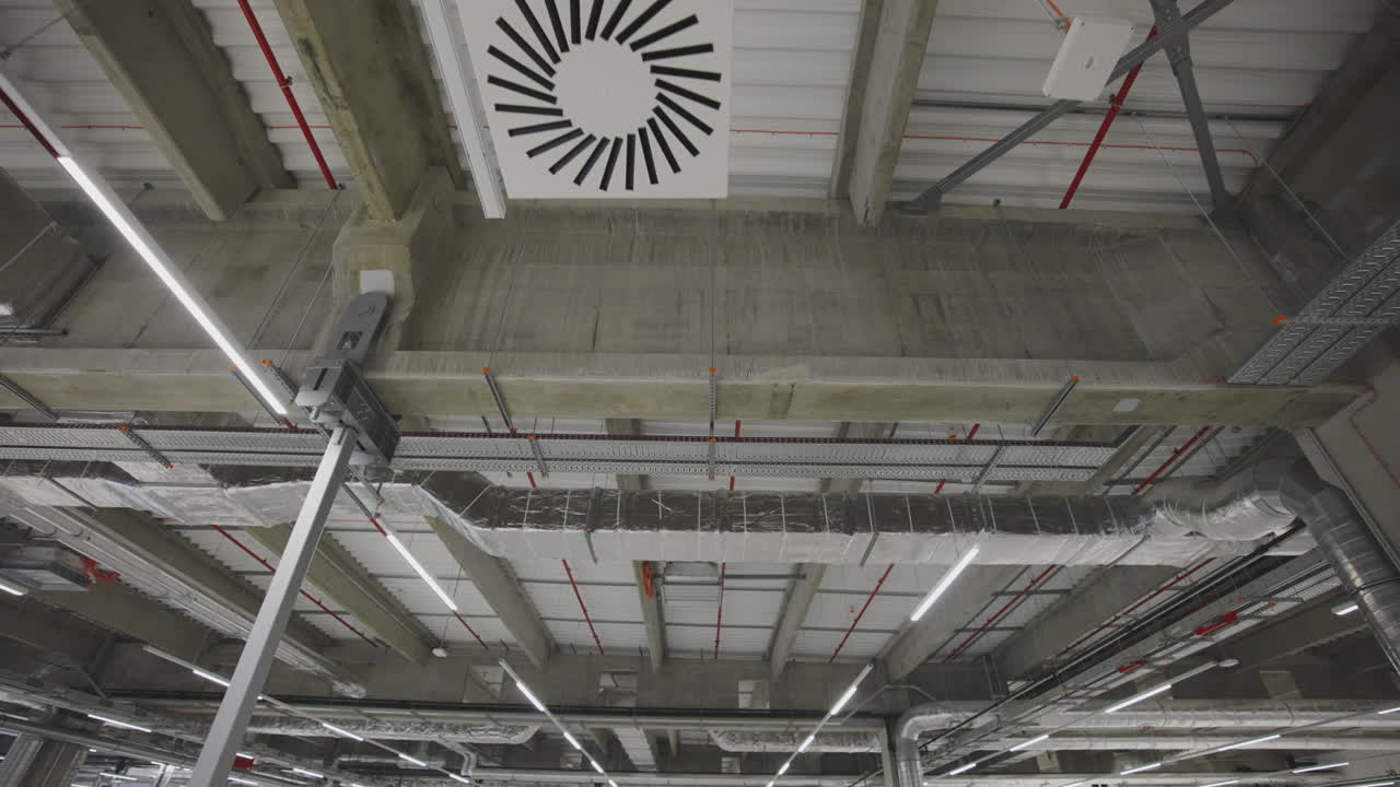 viga de hormigón masiva y techo de acero