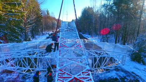 ingeniero eléctrico trabajando en una torre de transmisión. instalación eléctrica