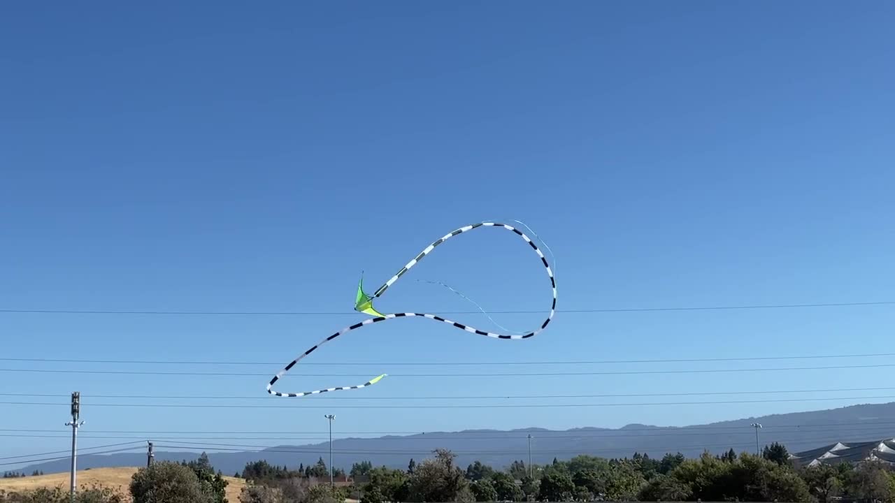 푸른 하늘 배경에서 곡예를 하는 프리즘 연