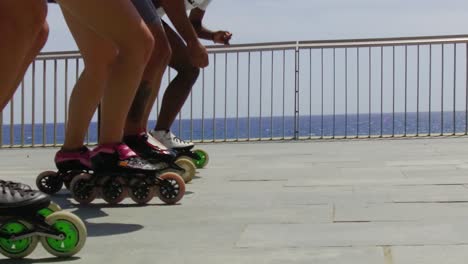 patinadores de velocidad en línea cerca de la playa