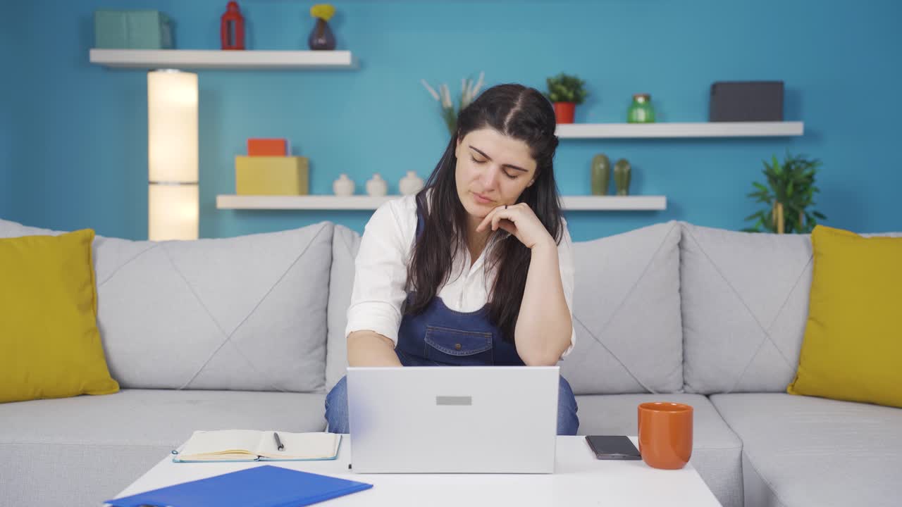 la mujer que se quedó dormida frente a una computadora portátil.