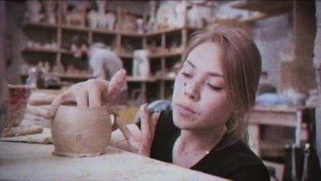 una mujer joven hace una jarra de arcilla. las manos femeninas moldean la cerámica. efecto vintage.