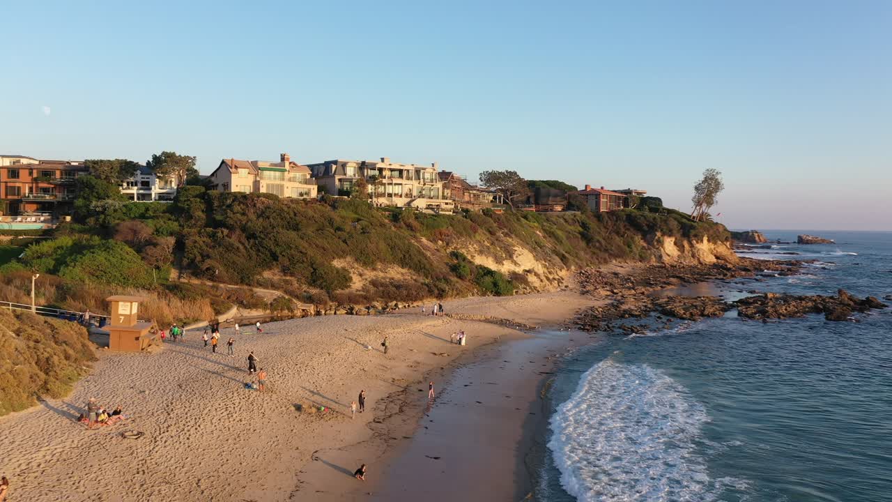 volando sobre las hermosas piscinas de marea de laguna beach al atardecer en california