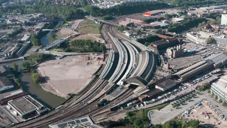 Dron-Dolly-Forward-Disparó-Hacia-La-Estación-De-Tren-De-Bristol-Temple-Meads