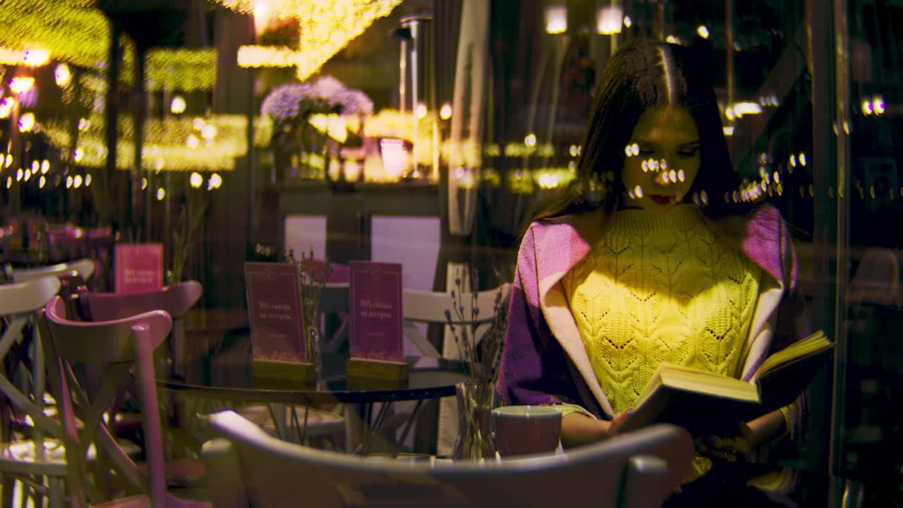 편안한 야간 카페에서 읽는 여자