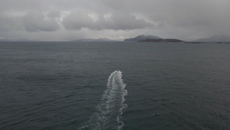 Bote-Pequeño-Que-Se-Adentra-En-El-Duro-Océano-ártico,-Congelando-Las-Condiciones-Invernales