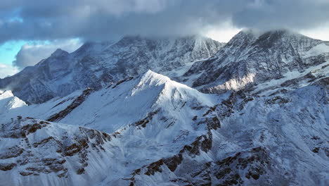 Blaue-Stunde-Letztes-Licht-Sonnenuntergang-Gornergrat-Zermatt-Gletscher-Eis-Spalte-Fluss-Schweizer-Alpen-Oben-Matterhorn-Gipfel-Skigebiet-Landschaft-Landschaft-Luftbild-Drohne-Herbst-Eisenbahn-Schweiz-Rückwärts-Schwenk-Enthüllen