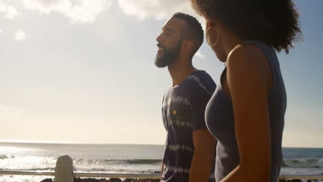 pareja caminando de la mano en la playa 4k