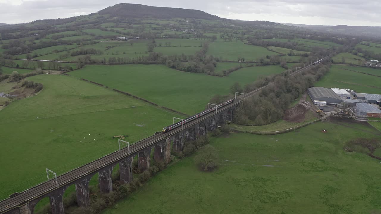 una vista aérea del gran viaducto del puente ferroviario de buxton en el parque nacional del distrito pico de derbyshire, una concurrida vía de tren en la hermosa campiña de derbyshire, fotografía aérea