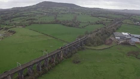 Eine-Luftaufnahme-Des-Viadukts-Einer-Großen-Buxton-Eisenbahnbrücke-Im-Derbyshire-Peak-District-Nationalpark,-Einer-Belebten-Bahnstrecke-In-Der-Wunderschönen-Landschaft-Von-Derbyshire,-Luftaufnahmen