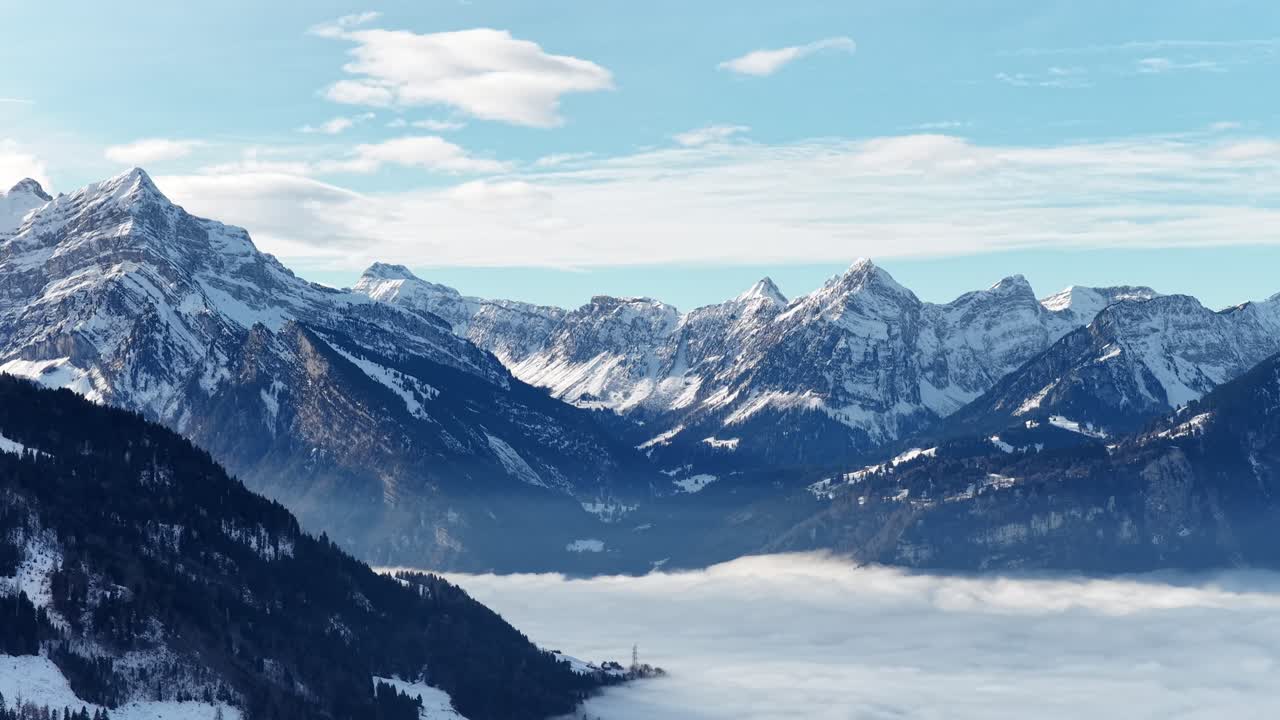 ヴァレン湖に霧がかかる雪のアルプス、スイスの風景が織りなす穏やかな冬。