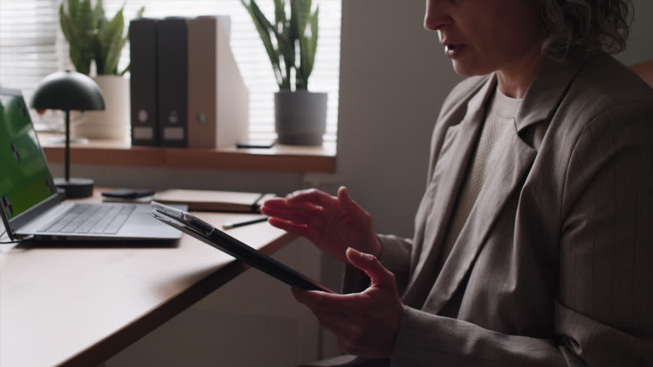 mujer en una reunión de negocios