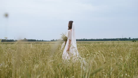 sposo e sposa in un campo d'autunno