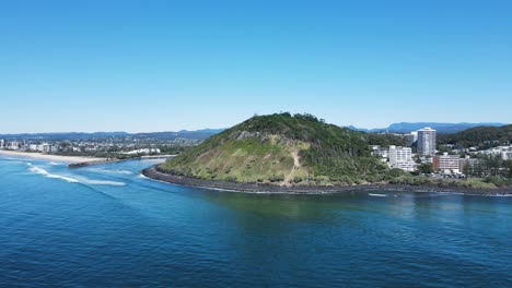 Die-Ikonische-Landzunge-Von-Burleigh-Und-Die-Flussmündung-Des-Tallebudgera-Mit-Dem-Hinterland-Der-Goldküste-In-Der-Ferne