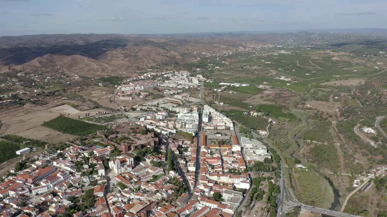 grand shot viendo toda la ciudad de silves a gran altura desde un dron en un día soleado