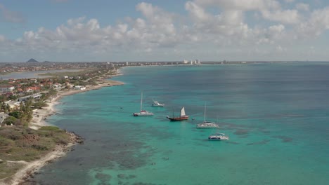 toma de drones de barcos y océano azul en aruba, caribe con vista espectacular de la costa