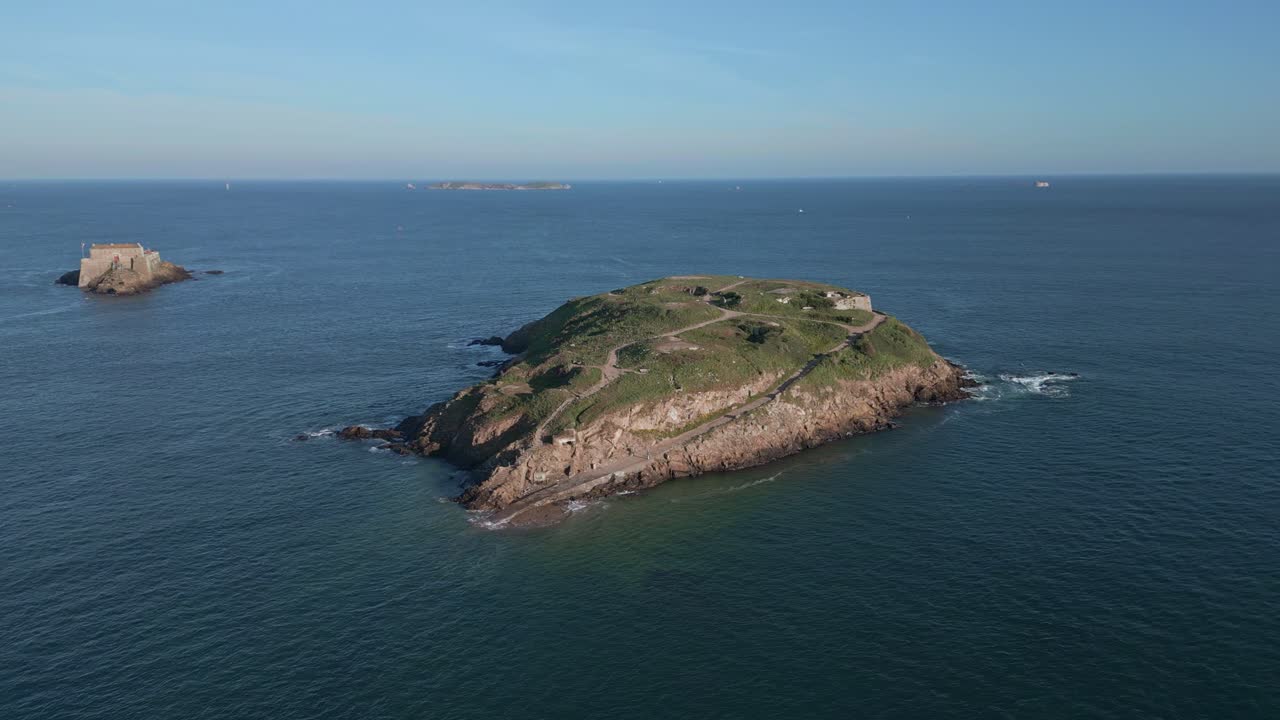 Ilhas Grand Bé e Petit Bé em Saint-Malo, Bretanha, França