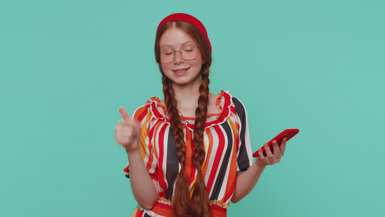 은 머리 소녀는 휴대전화를 사용하여 웹에 게시물을 입력 sms 메시지 브라우징 소셜 네트워크 중독