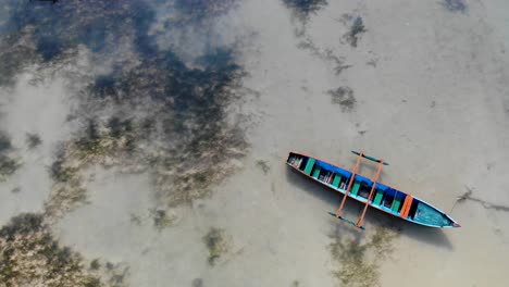 Barco-De-Pesca-Local-Se-Encuentra-Vacío-En-Aguas-Poco-Profundas-Frente-A-Saint-Marie,-Madagascar