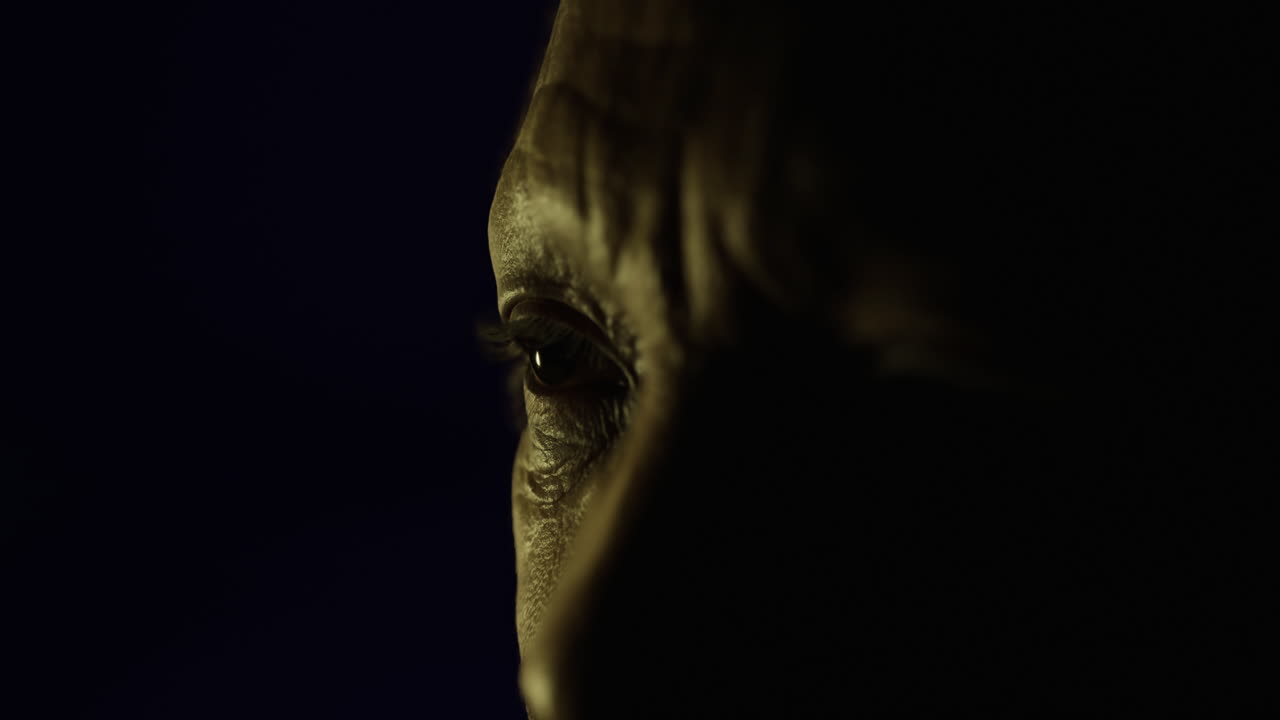 Primo piano del volto di una persona al buio
